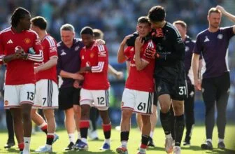 Report: Michael Carrick “wants to keep” Man United wonderkid Shea Lacey in the first-team squad