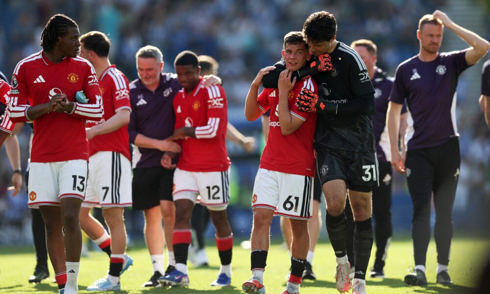 Report: Michael Carrick “wants to keep” Man United wonderkid Shea Lacey in the first-team squad