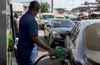 Fuel pump nozzle refueling vehicle