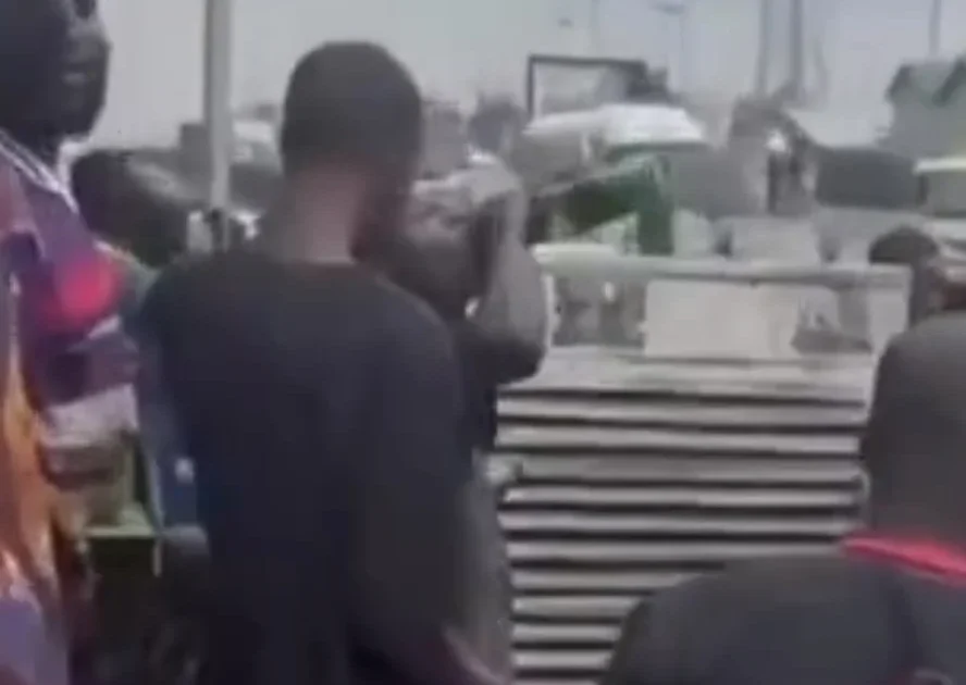 Bystanders drink beer from crashed truck in Lagos 1 Bystanders drink beer from crashed truck in Lagos