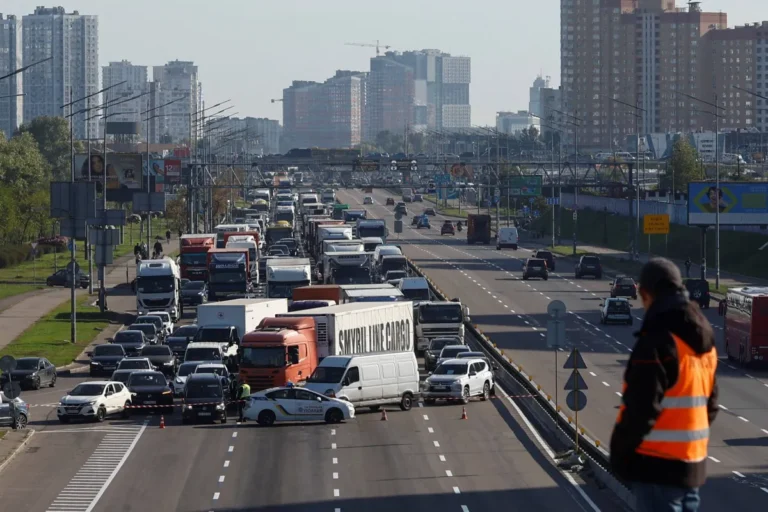Russian Strikes Snarl Traffic on 3 Kyiv Bridges in New Disruption Tactic