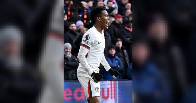 Liam Rosenior should do what Enzo Maresca refused to do with Estevao Willian